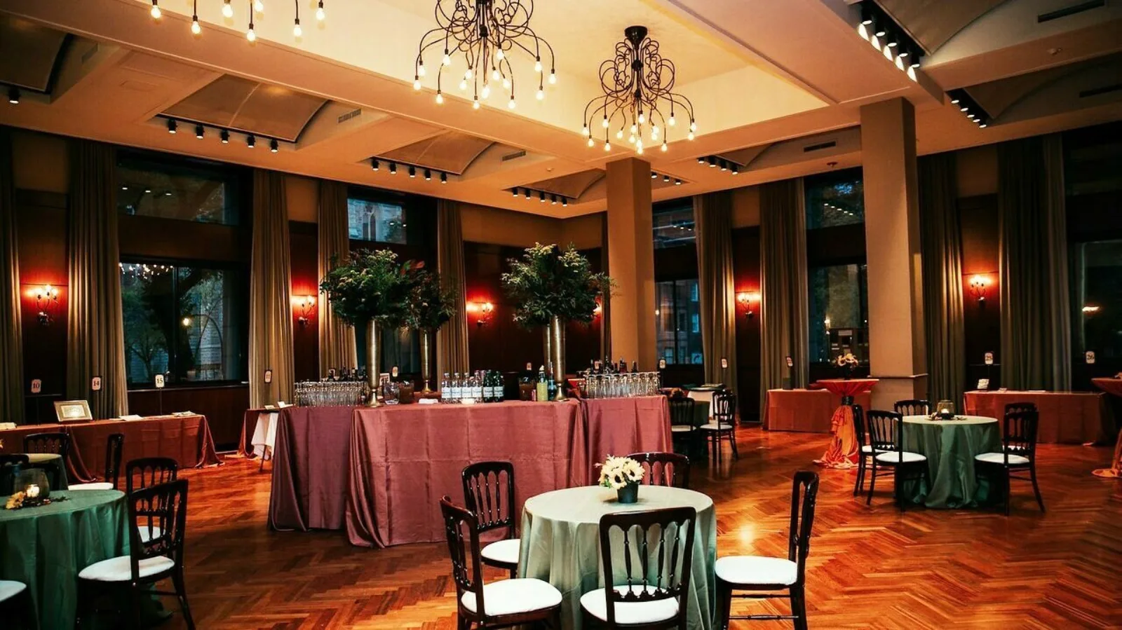 Cocktails in Ruggles Hall A bar is stationed in the center of a banquet room with tables set up around it.